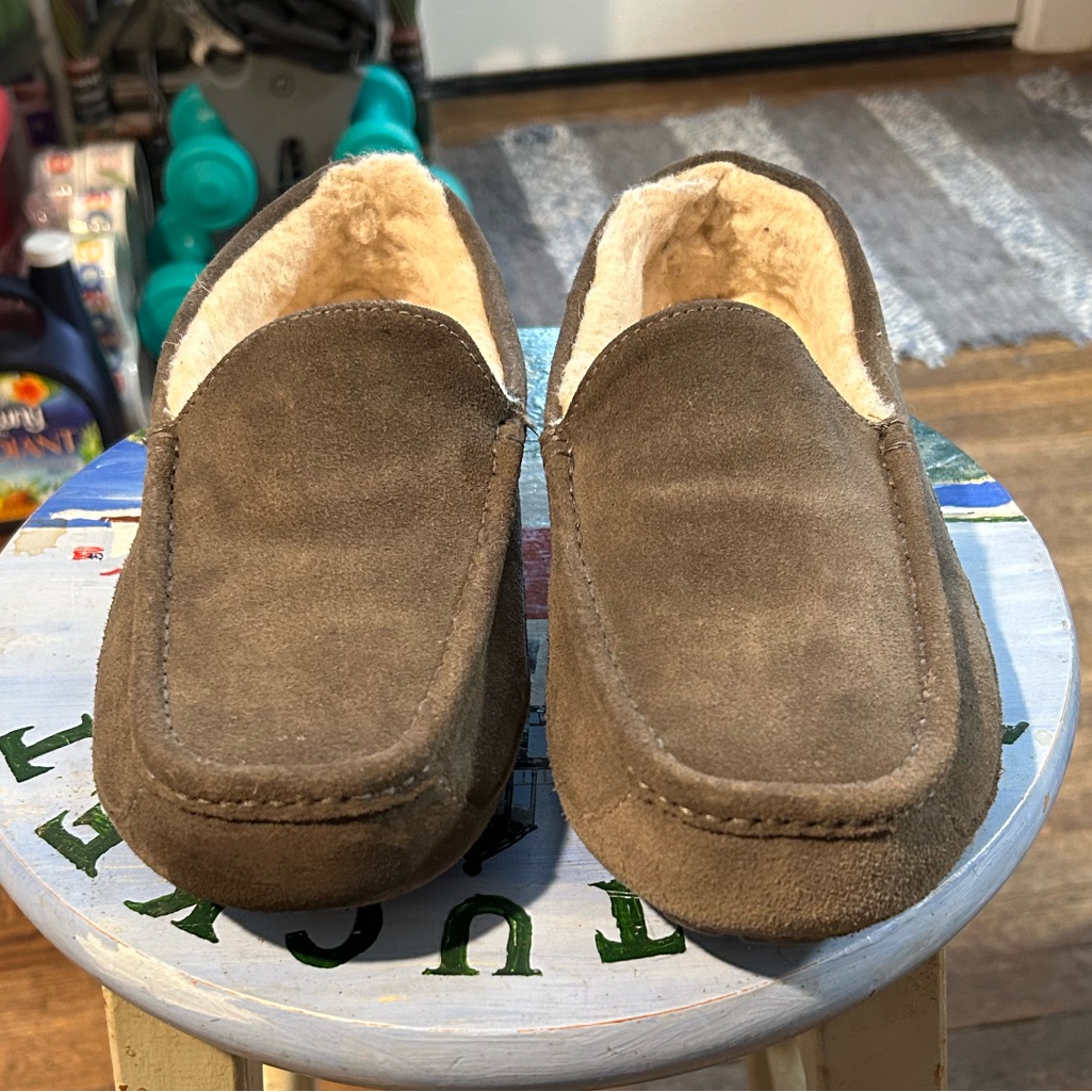 Men’s Size 8 Medium Ugg Gray Ascot Slippers. Very Little Wear.